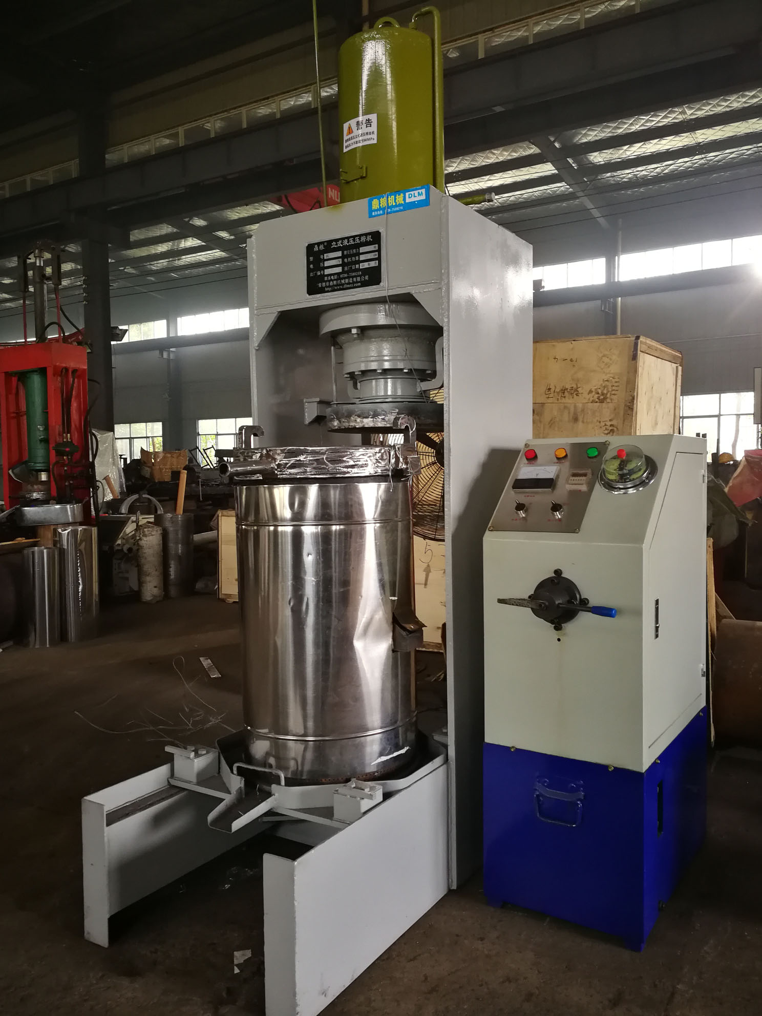 不銹鋼超高壓立式液壓壓榨機(jī)，果汁壓榨機(jī)，果渣壓榨機(jī)，藥材壓榨，油渣處理，白土壓榨